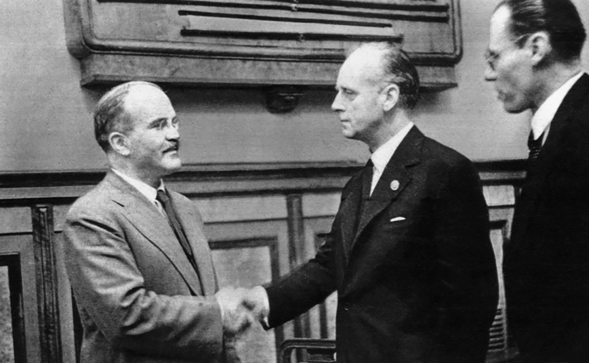 Вячеслав Молотов и Иоахим фон Риббентроп после подписания пакта. Фото: фонд ЦГАКФД / Wikipedia