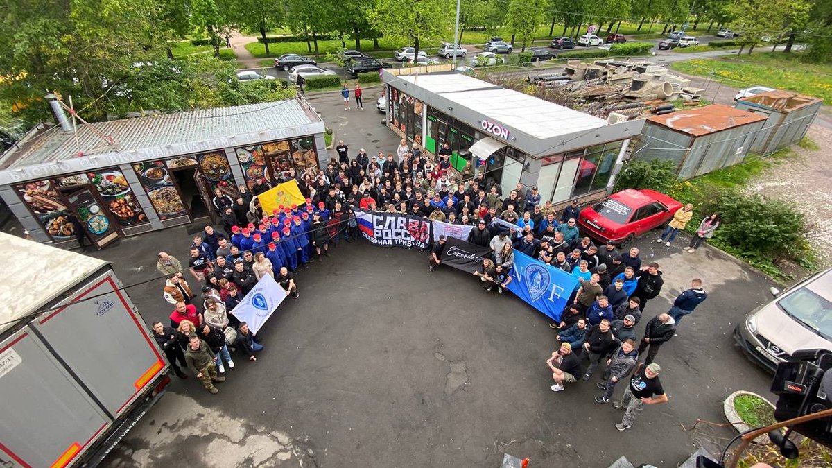 Футбольные фанаты и члены подразделения Эспаньола. Фото: Эспаньола / Telegram