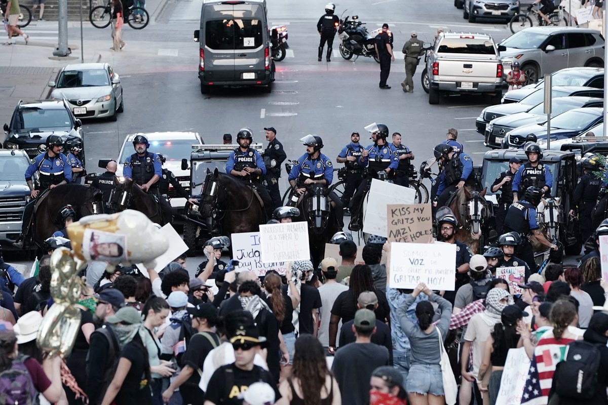 Протестующие напротив полиции в Остине, Техас, 14 июня 2025 года. Фото: Dustin Safranek / EPA / Scanpix / LETA