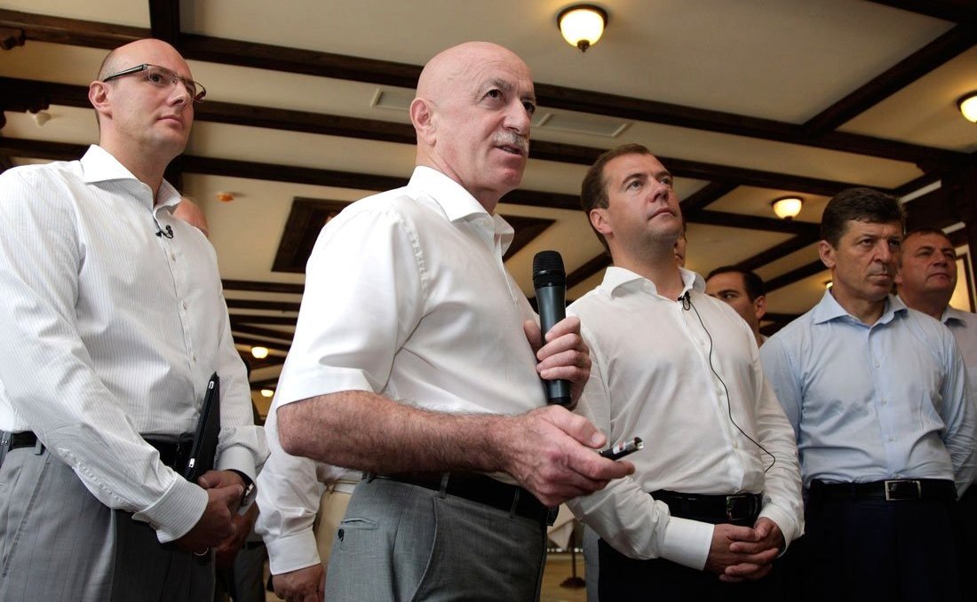 Таймураз Боллоев (второй слева) и Дмитрий Медведев во время посещения горнолыжного курорта «Роза Хутор». Фото: Президент России