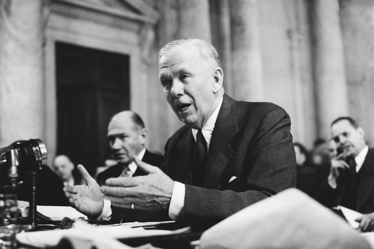 Госсекретарь США Джордж Маршалл выступает перед комитетом по международным делам Сената, призывая сенаторов одобрить Европейскую программу восстановления, 9 января 1948 года. Фото: Underwood Archives / UIG / Shutterstock / Rex Features / Vida Press