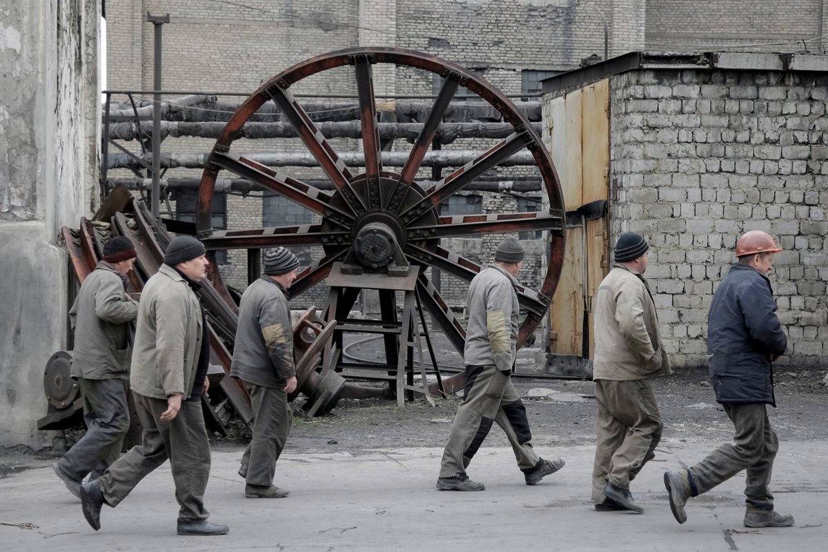 Шахтёры после окончания смены на угольной шахте Холодная балка на территории, контролируемой Россией, Донецкая область, Украина, 31 марта 2015 года. Фото: Александр Ермоченко / EPA