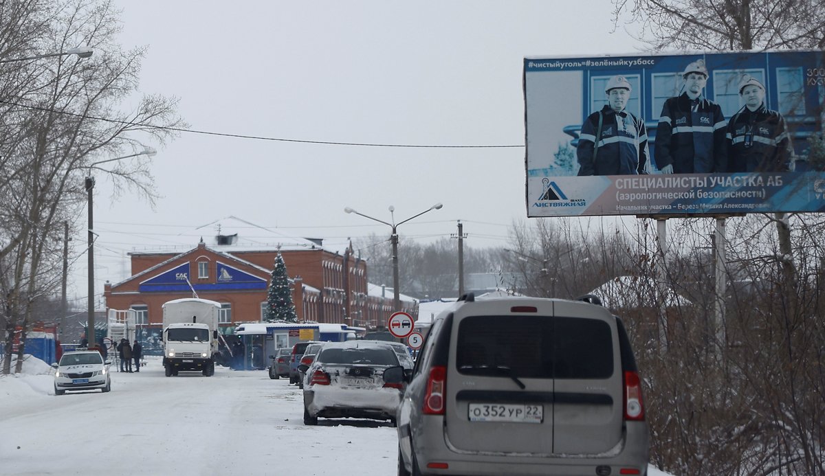 Полицейские у шахты «Листвяжная» после аварии, Кемеровская область, 27 ноября 2021 года. Фото: Максим Шеметов / Reuters / Scanpix / LETA