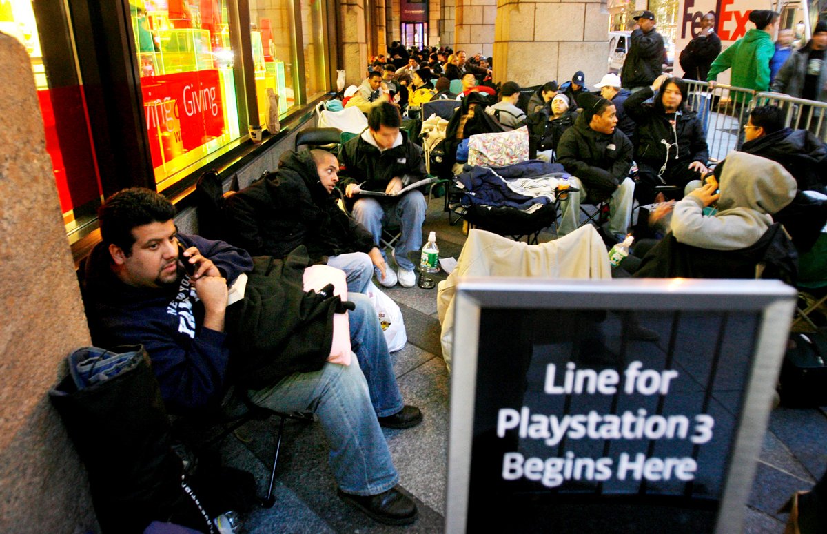 Очередь из желающих купить PlayStation 3 в Нью-Йорке, 15 ноября 2006 года. Первый покупатель занял место за несколько дней до начала продаж. Фото: Justin Lane / EPA-EFE