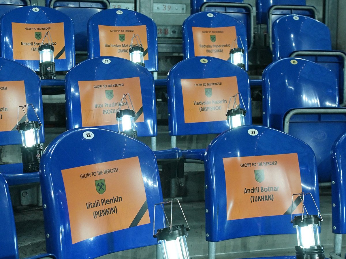 Пустые места на матче «Шахтера» с французским «Брестом» для фанатов, погибших на войне, январь 2025 года. Фото: Фото:  пресс-служба ФК «Шахтер»