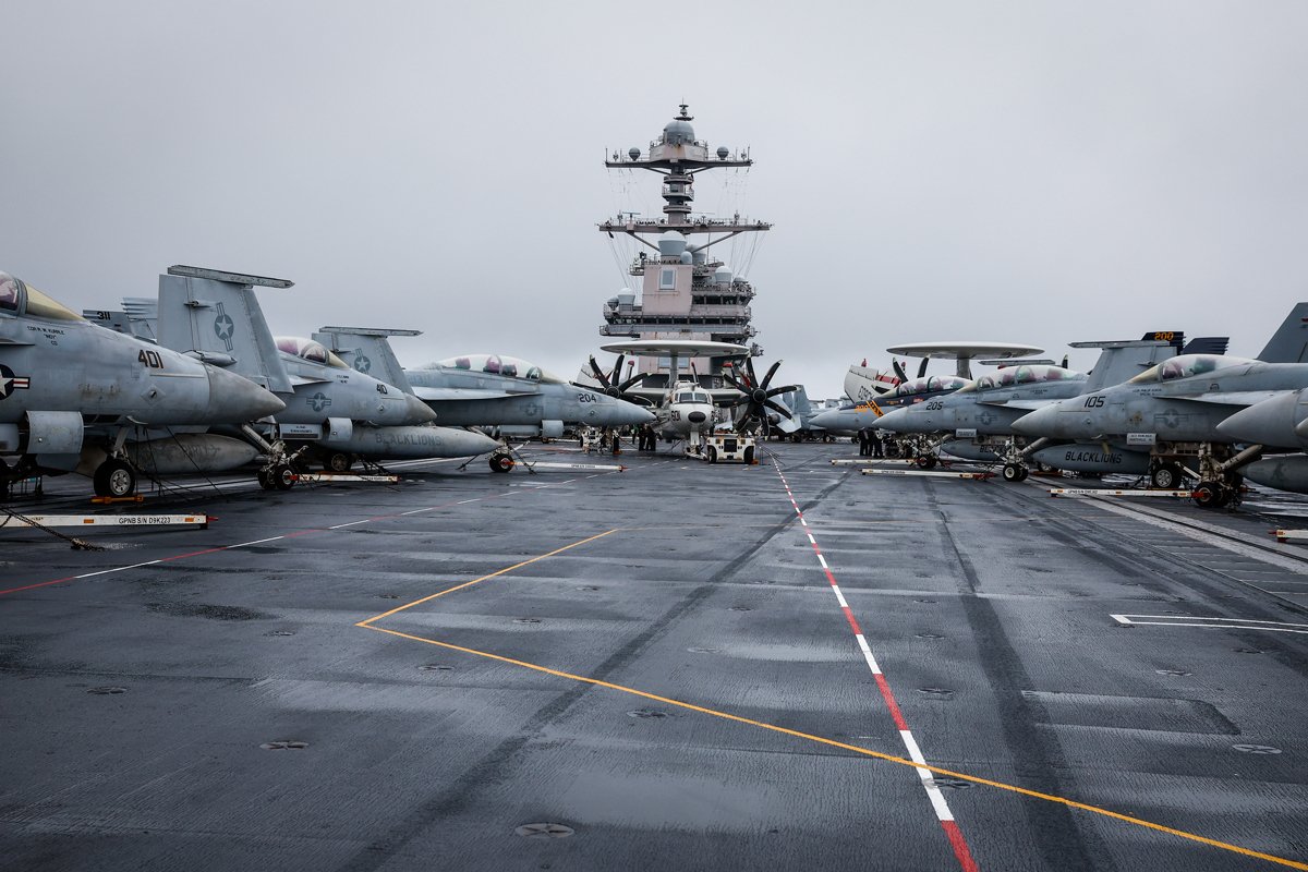 Истребители F-18 стоят на палубе авианосца USS Gerald R. Ford в Атлантическом океане у побережья Франции, 13 ноября 2022 года. Фото: Stephanie Lecocq / EPA