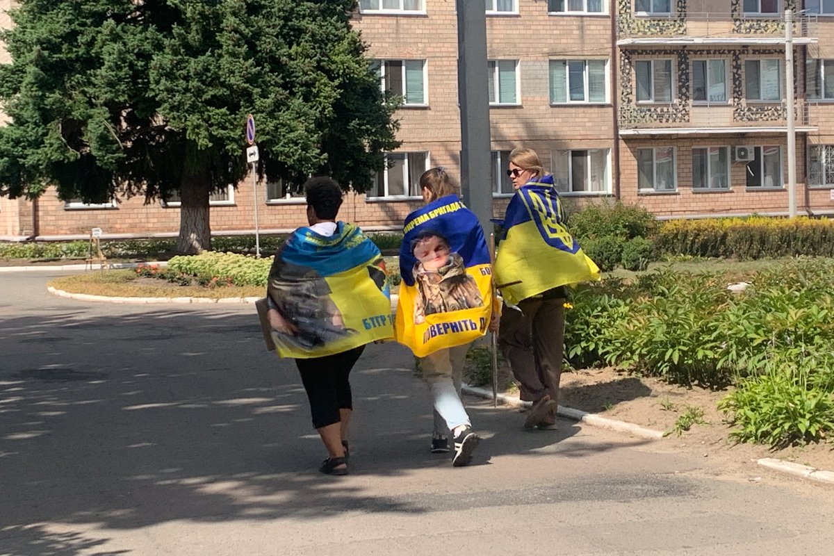 Родные тех, кто до сих пор остается российском плену, носят их изображения даже на флагах. Фото: Ольга Мусафирова