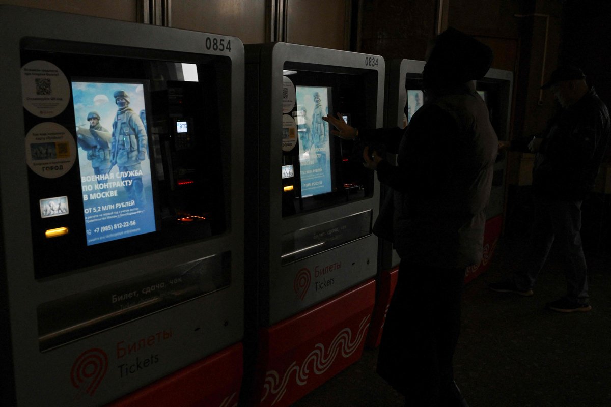 Реклама воинской службы в московском метро, 30 сентября 2024 года. Фото: Наталия Колесникова / AFP / Scanpix / LETA