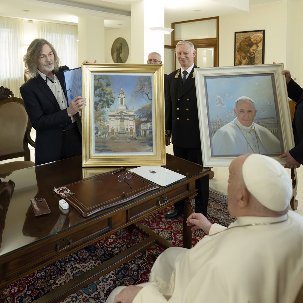 Никас Сафронов презентует картины Папе Франциску I. Фото:  nikas-safronov.com