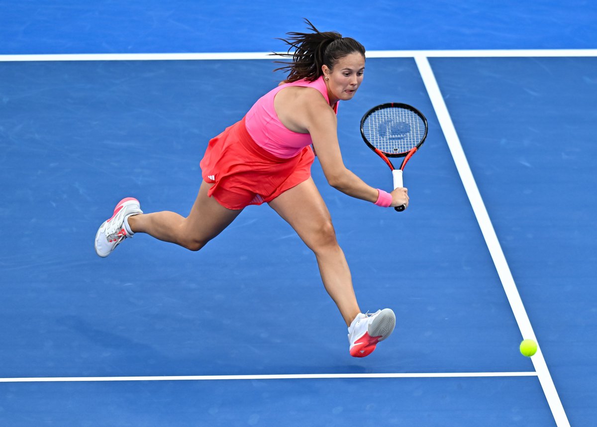 Дарья Касаткина в матче турнира WTA в Дохе, Катар, 10 февраля 2025 года. Фото: Noushad Thekkayil / NurPhoto / Shutterstock / Rex Features / Vida Press