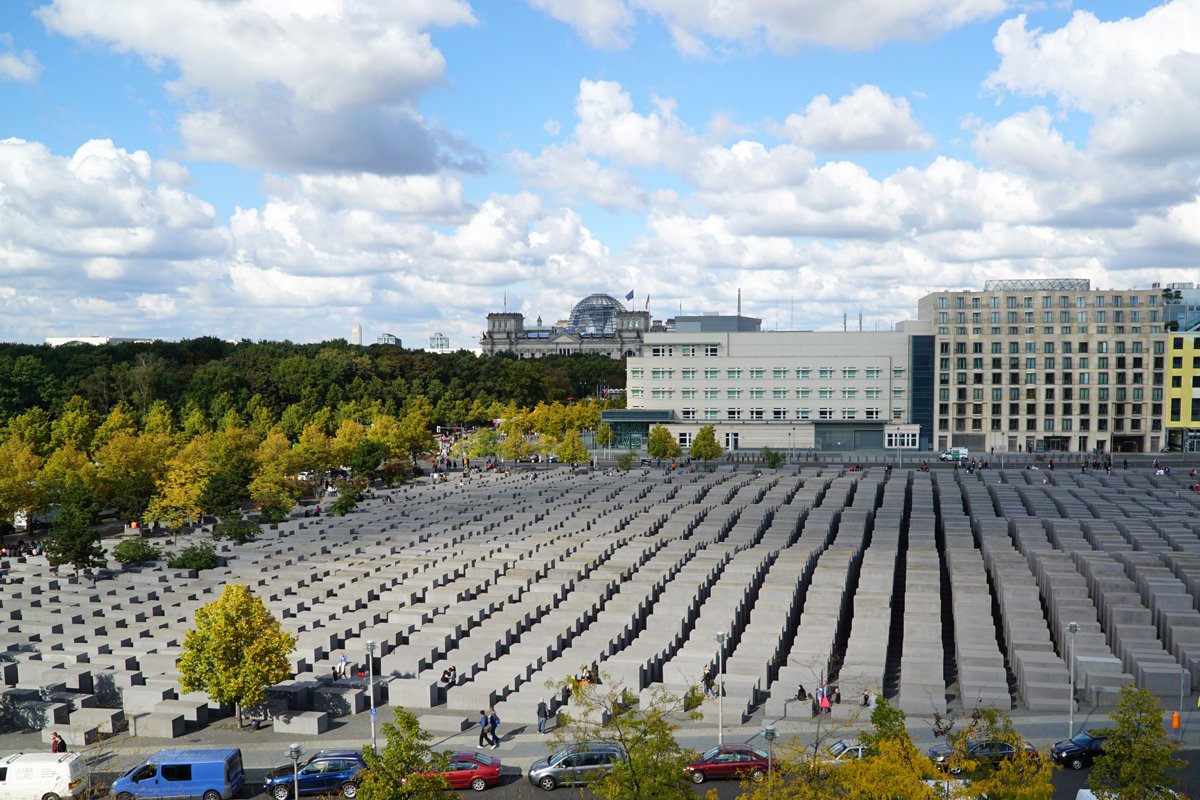 Вид с высоты на мемориал жертвам Холокоста, Берлин. Фото: Alexander Blum / Wikimedia (CC BY-SA 4.0)