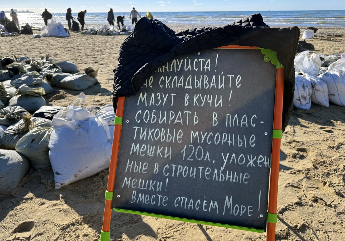 Ликвидация последствий разлива нефтепродуктов в результате катастрофы двух танкеров «Волгонефть». Фото: IMAGO / SNA / Vitaly Timkiv / Scanpix