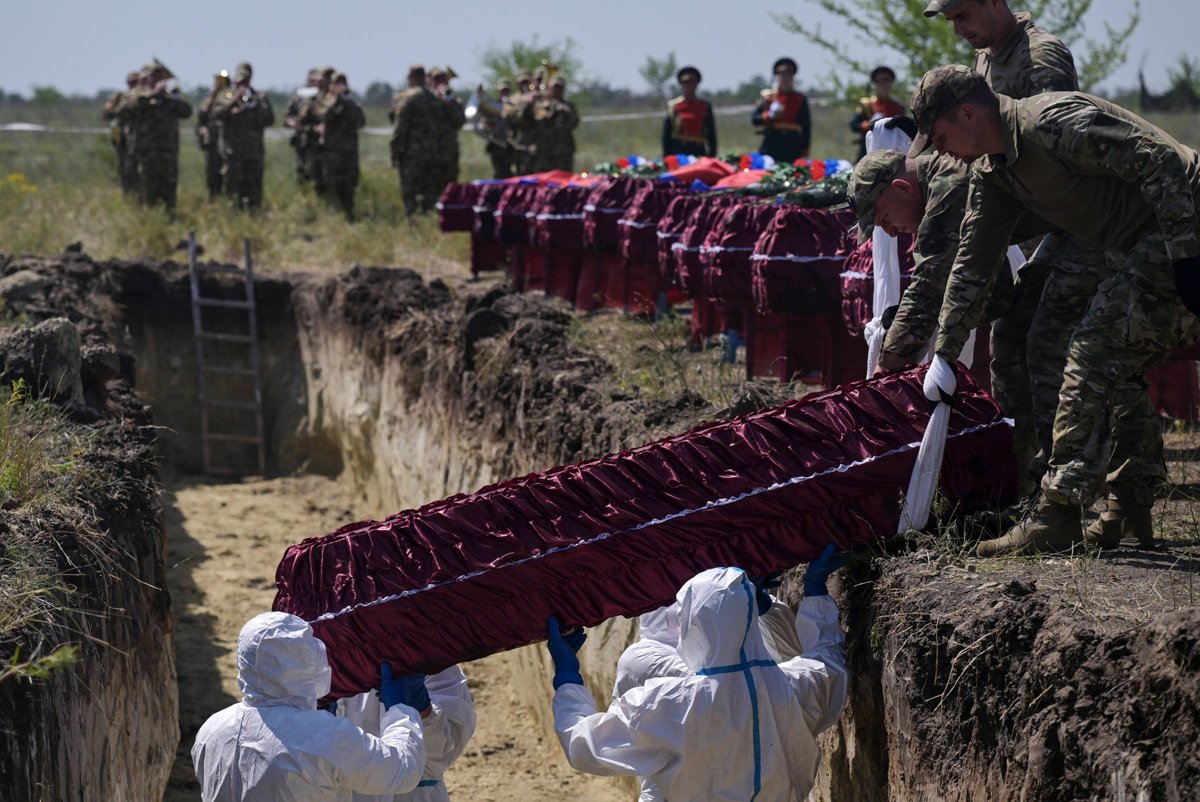Перезахоронение останков неопознанных российских солдат, Луганская область, Украина, 6 июля 2024 года. Фото: Евгений Биятов / Спутник / Imago Images / Scanpix / LETA