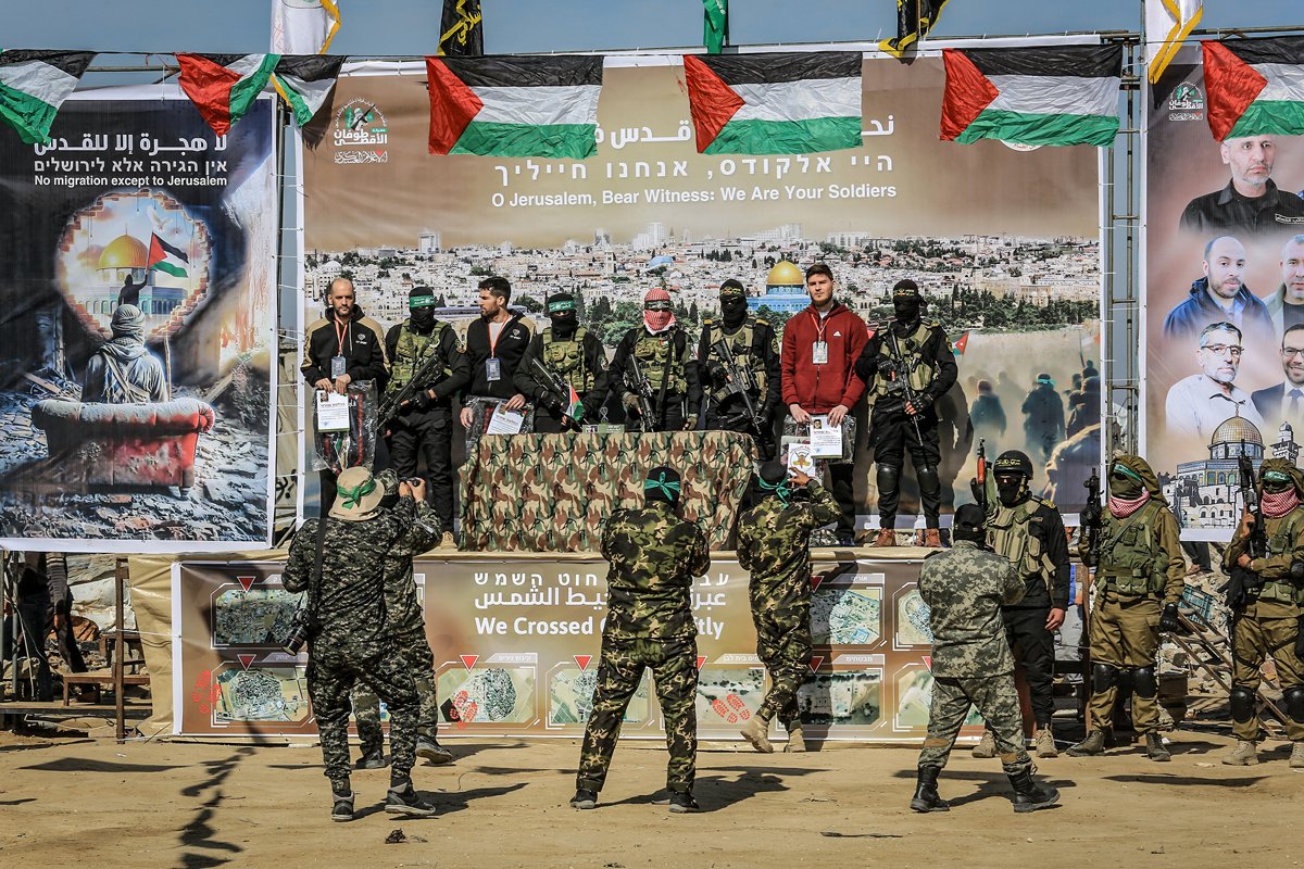 Александр Труфанов вместе с другими освобожденными заложниками и бойцами ХАМАС на сцене в секторе Газа, 15 февраля 2025 года. Фото: Abed Rahim Khatib / dpa / Scanpix / LETA