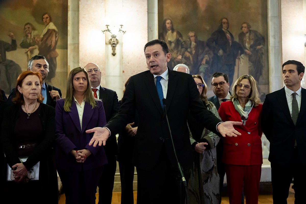 Премьер-министр Португалии Луиш Монтенегро беседует с прессой после отклонения предложения о доверии правительству в парламенте Португалии в Лиссабоне, Португалия, 11 марта 2025 года. Фото: Jose Sena Goulao / EPA-EFE