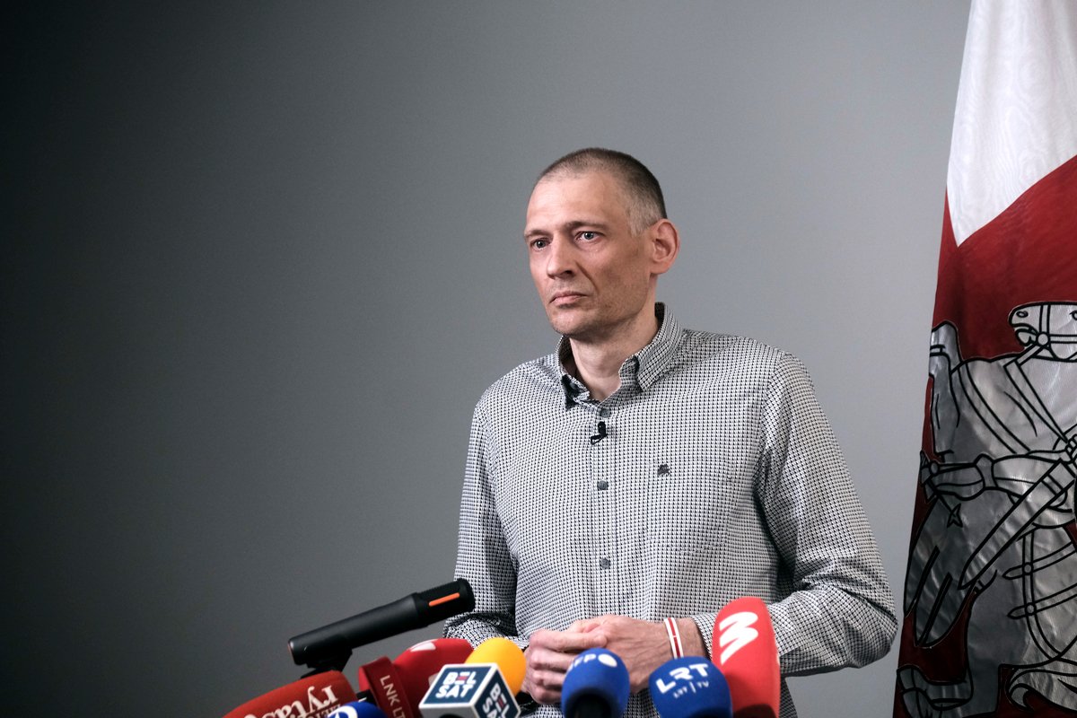 Сергей Тихановский после освобождения на пресс-конференции в Вильнюсе, Литва, 22 июня 2025 года. Фото: Valda Kalnina / EPA