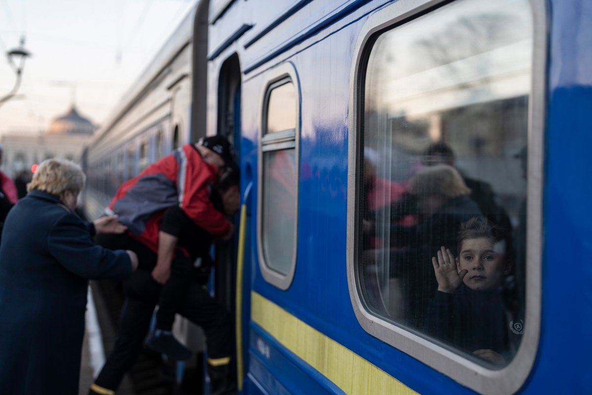 Украинские беженцы прибывают на поезде из Польши на главный вокзал в Берлине, 5 марта 2022 года. Фото: Filip Singer / EPA