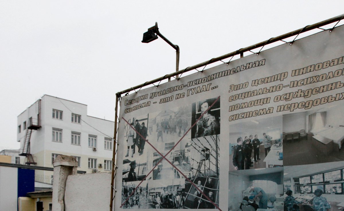 Плакат на заборе туберкулёзной больницы ФСИН в Красноярске, 15 ноября 2013 года. Фото: Илья Наймушин / Reuters / Scanpix / LETA