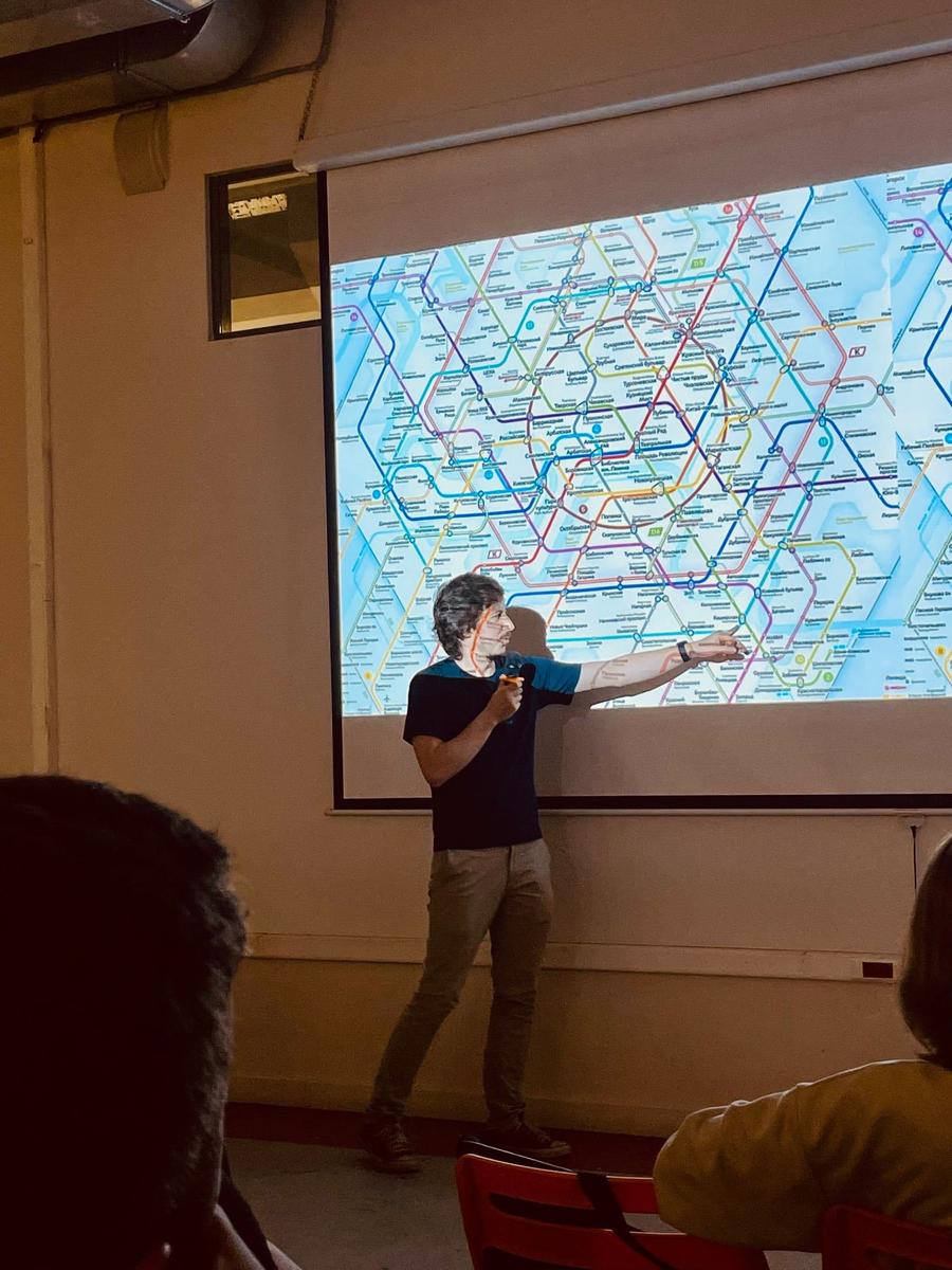 Константин представляет схему московского метро 2030 года в Британской Высшей Школе Дизайна, 2021 год. Фото: соцсети