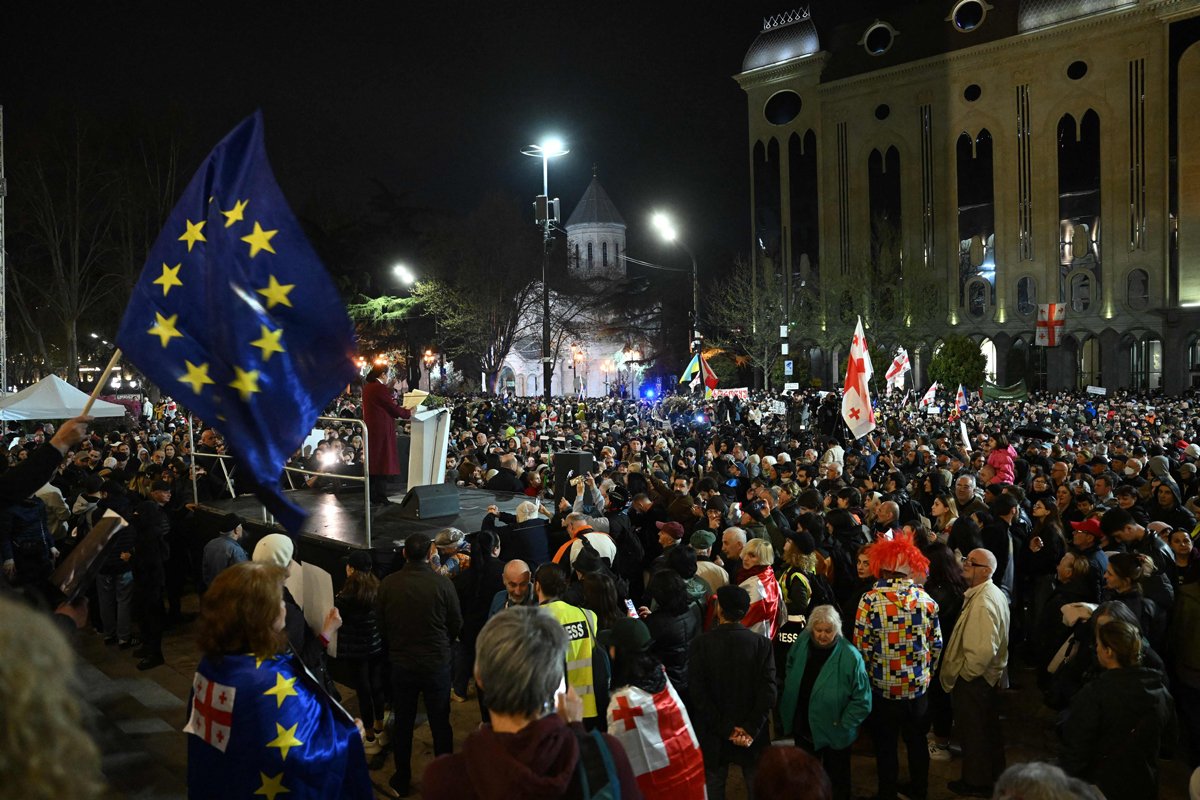 Саломе Зурабишвили обращается к участникам митинга за проевропейский курс Грузии у парламента, Тбилиси, 31 марта 2025 года. Фото: Vano Shlamov / AFP / Scanpix / LETA