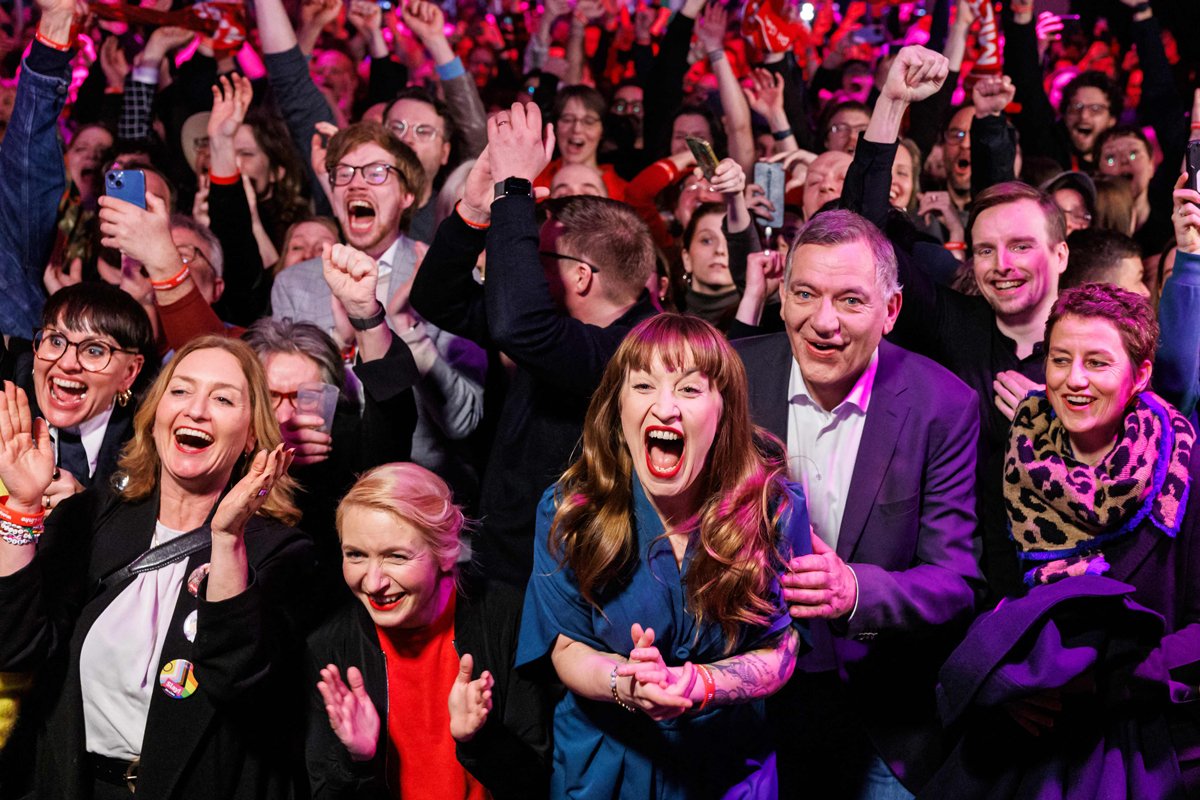 Главные кандидаты партии Die Linke («Левые») Хайди Райхиннек (третья справа), Ян ван Акен (второй справа) и сопредседательница партии Инес Швердтнер (четвёртая справа) реагируют на первые результаты экзитполов, 23 февраля 2025 года. Фото: Jens Schlueter / AFP / Scanpix / LETA