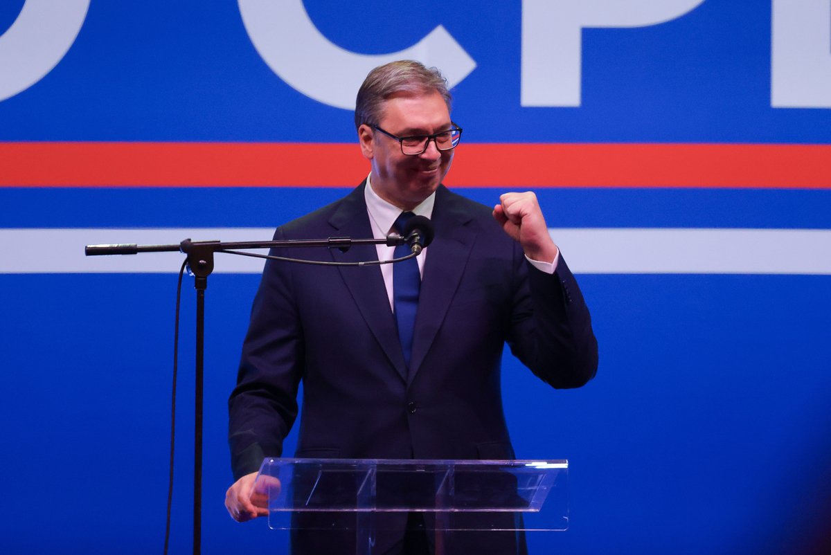 Александр Вучич обращается к сторонникам во время про-правительственного митинга в Белграде, 12 апреля 2025 года. Фото: Andrej Cukic / EPA