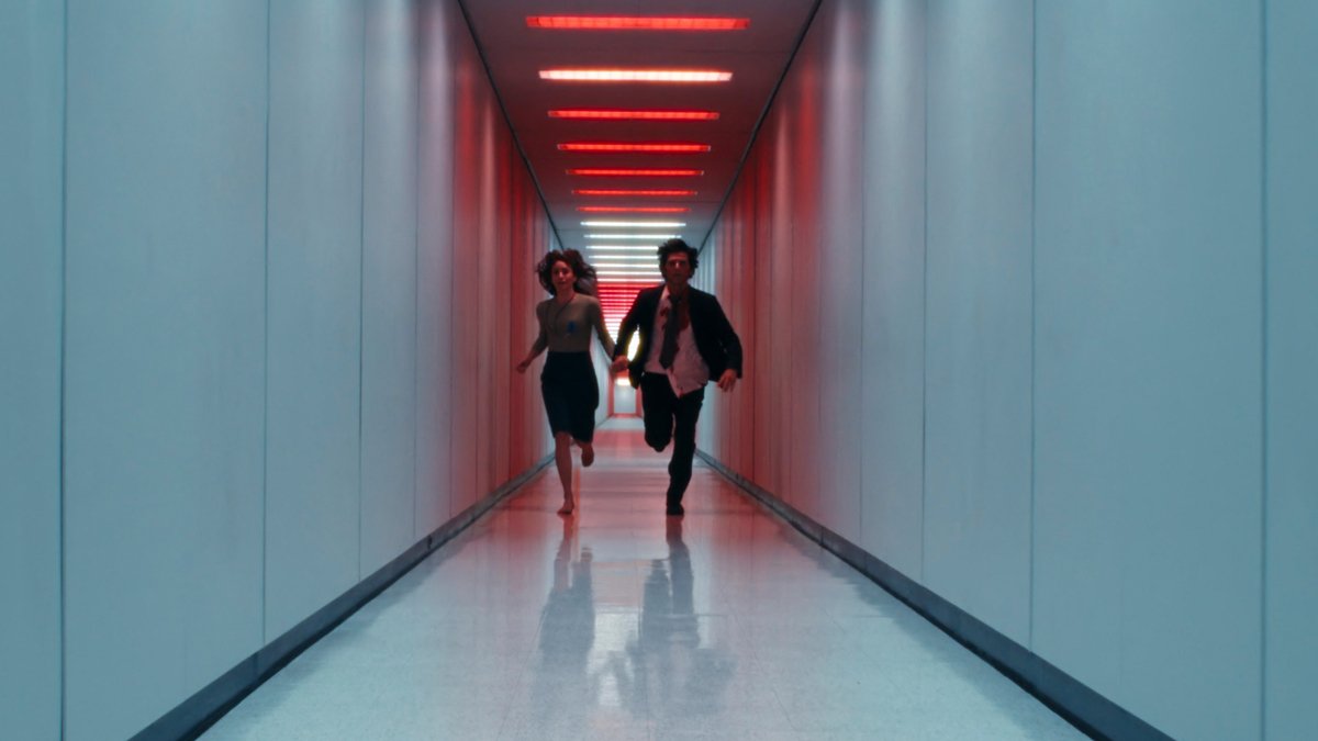 Адам Скотт и Бритт Лоуэр в сериале «Разделение». Фото: Apple TV+