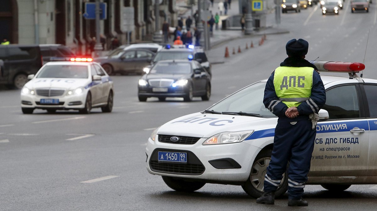 В России водителей обязали уступать дорогу машинам с мигалками и автомобилям чиновников