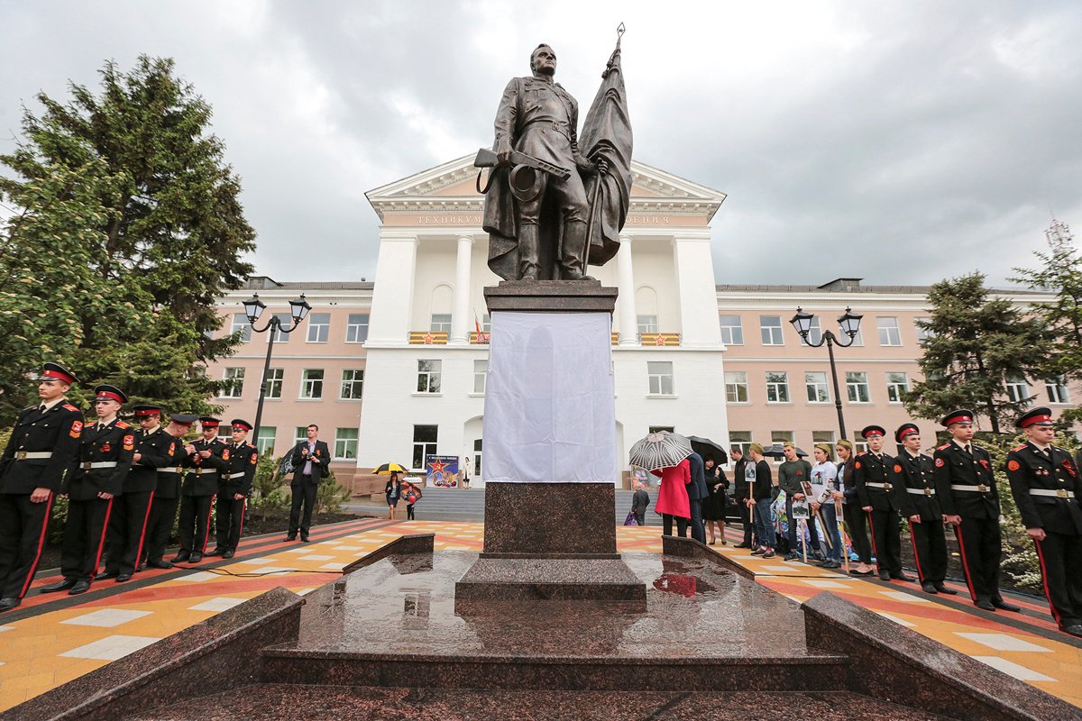 Открытие памятника Алексею Бересту в Ростове-на-Дону, 2016 год. Фото: пресс-служба правительства Ростовской области / VK