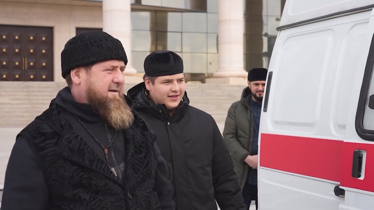 Рамзан Кадыров вместе с сыном Адамом осматривают машину скорой помощи, предназначенную для отправки в Украину, 2 февраля 2024 года. Фото: Рамзан Кадыров / VK
