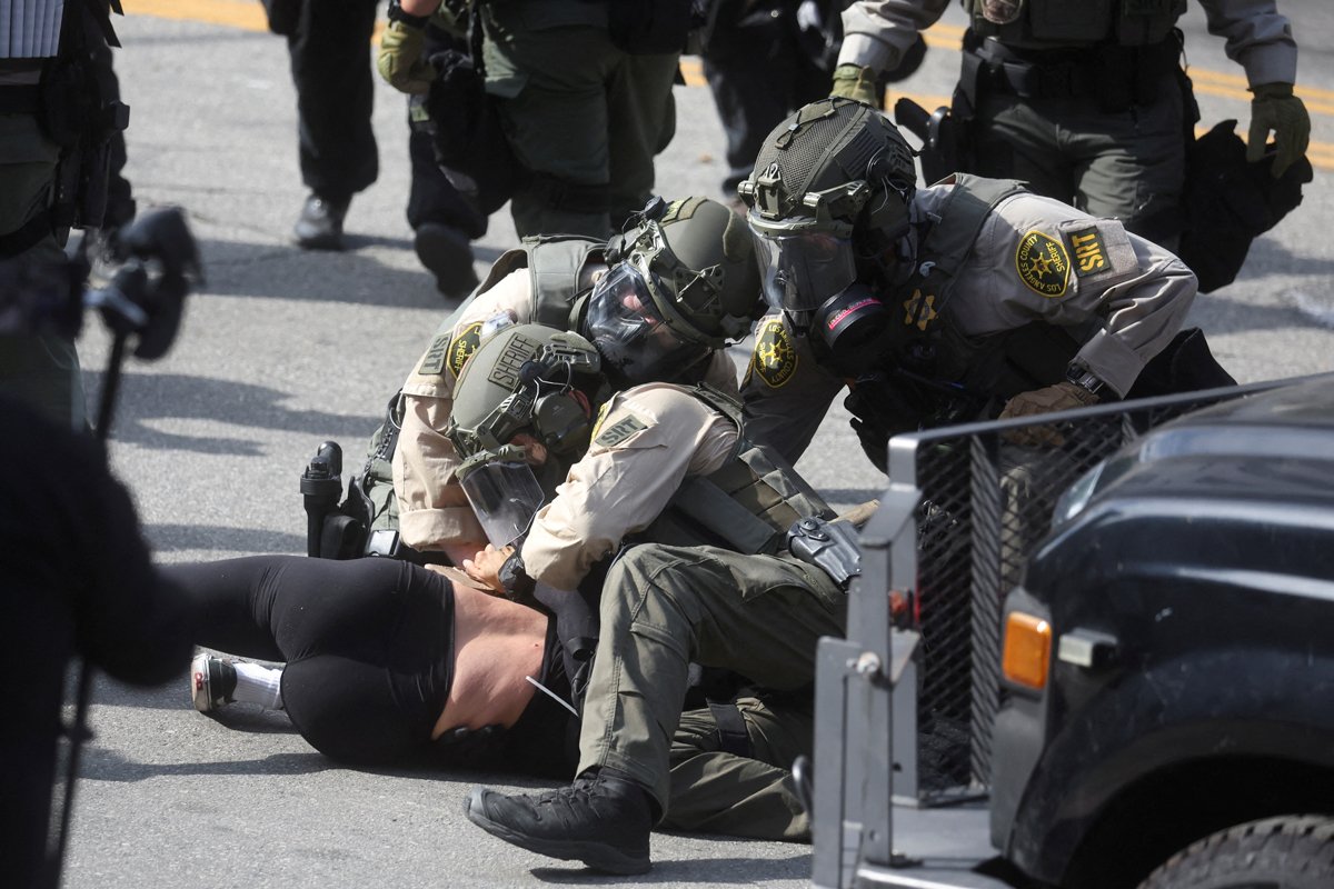 Сотрудники правоохранительных органов задерживают участника акции протеста, Лос-Анджелес, Калифорния, 14 июня 2025 года. Фото: Pilar Olivares / Reuters / Scanpix / LETA
