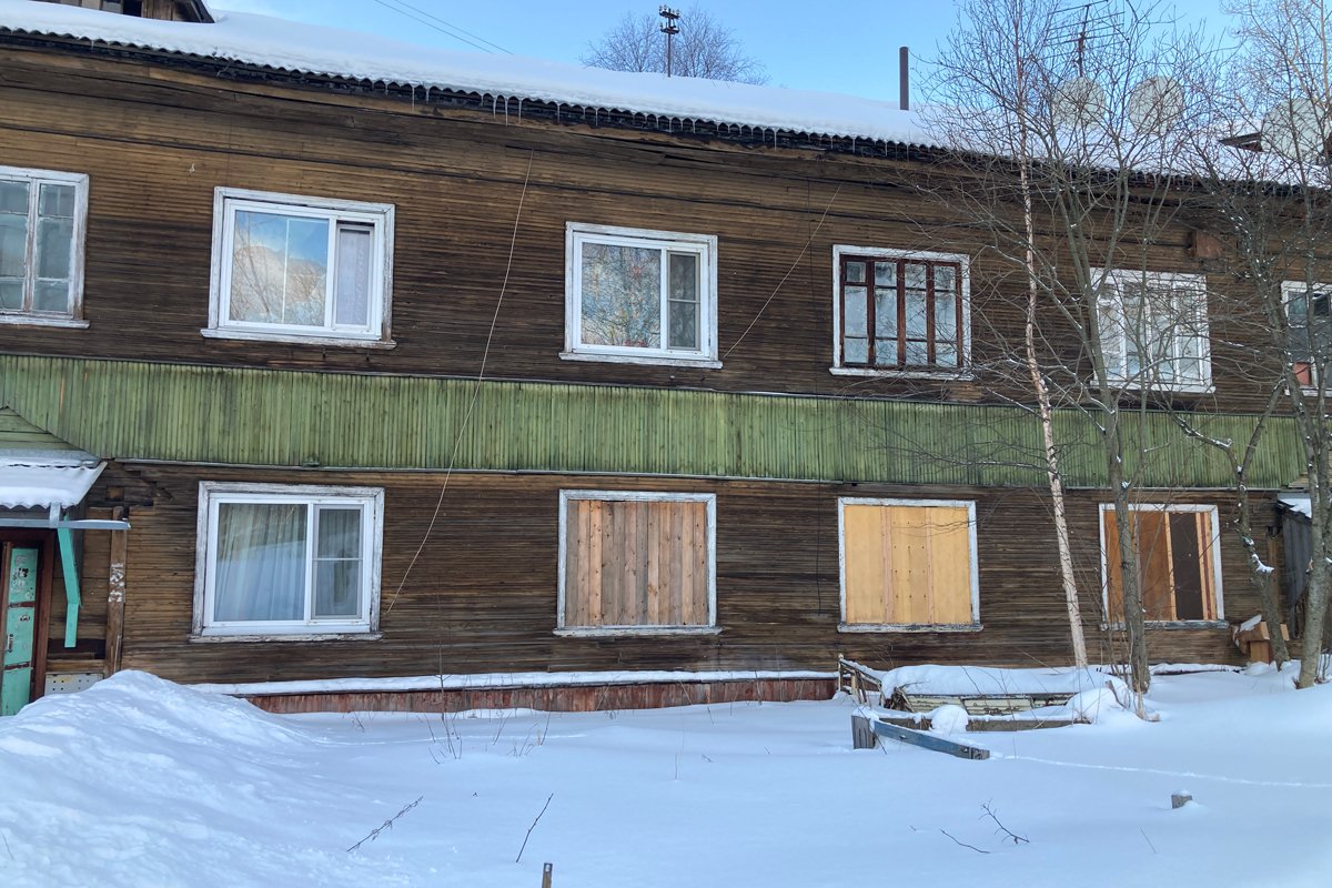 Дом на Гуляева, из которого соседи Надежды съехали вместе с окнами. Фото: Ирина Стрельникова / «Ветер»