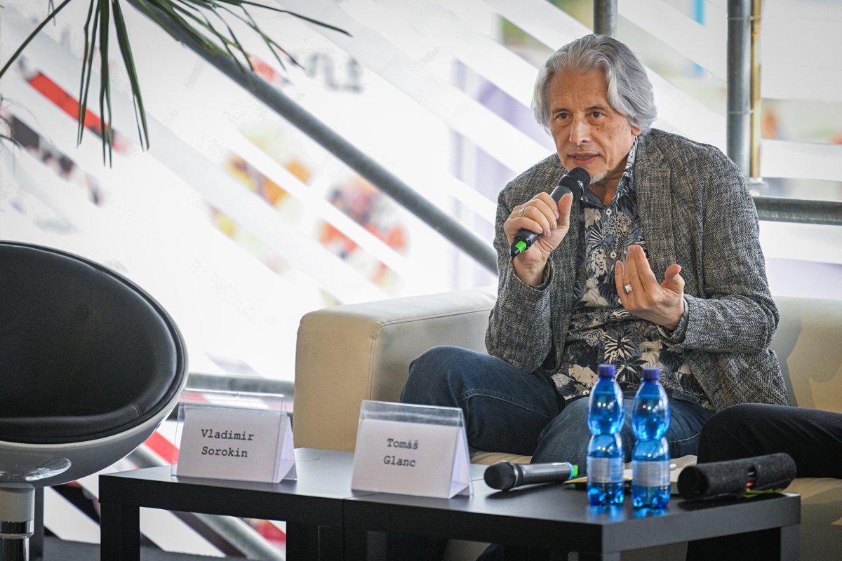 Владимир Сорокин выступает во время дебатов «Война сильнее литературы» в рамках Международной книжной ярмарки и литературного фестиваля Book World, Прага, Чехия, 13 мая 2023 года. Фото: Vit Simanek / CTK / ddp / Vida Press