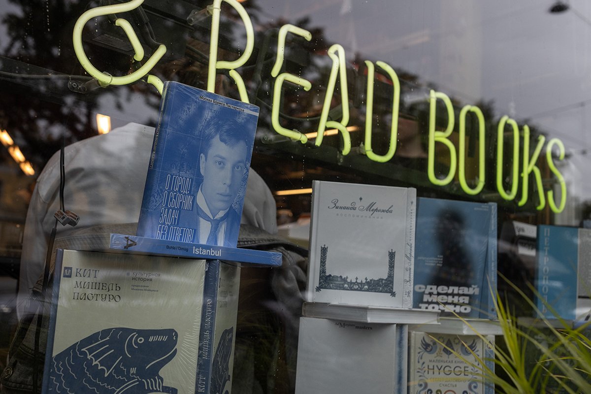 Витрина книжного магазина. Фото «Новой-Балтия»