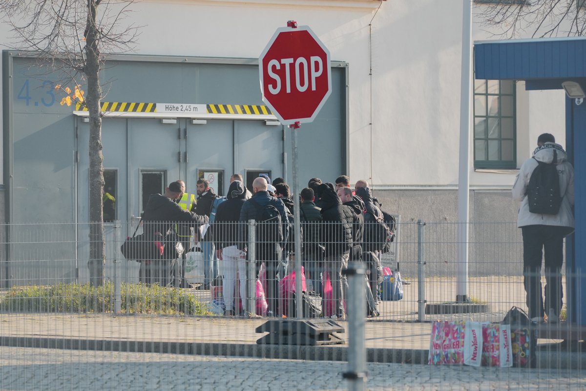 Беженцы на входе в один из центров приема в Дрездене, 14 ноября 2022 года. Фото: xcitepress / ddp / Vida Press