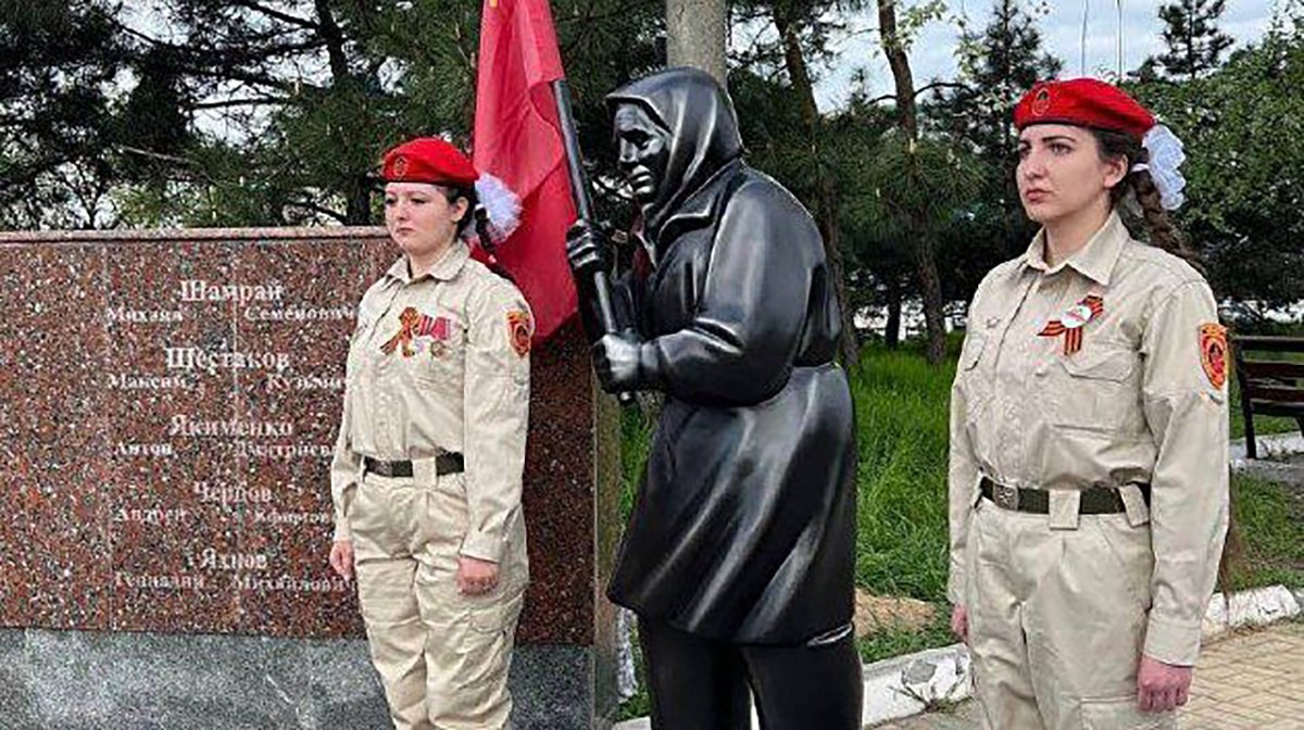 Памятник «бабушка с советским флагом», Мариуполь, Украина. Фото:  ukraina.ru