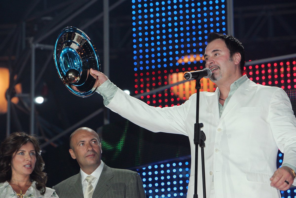 Валерий Меладзе и Игорь Крутой со своей супругой Ольгой на церемонии вручения телевизионной премии «Муз-ТВ» в «Олимпийском», 3 июня 2005 года. Фото: Дмитрий Духанин / Коммерсантъ / Sipa USA / Vida Press