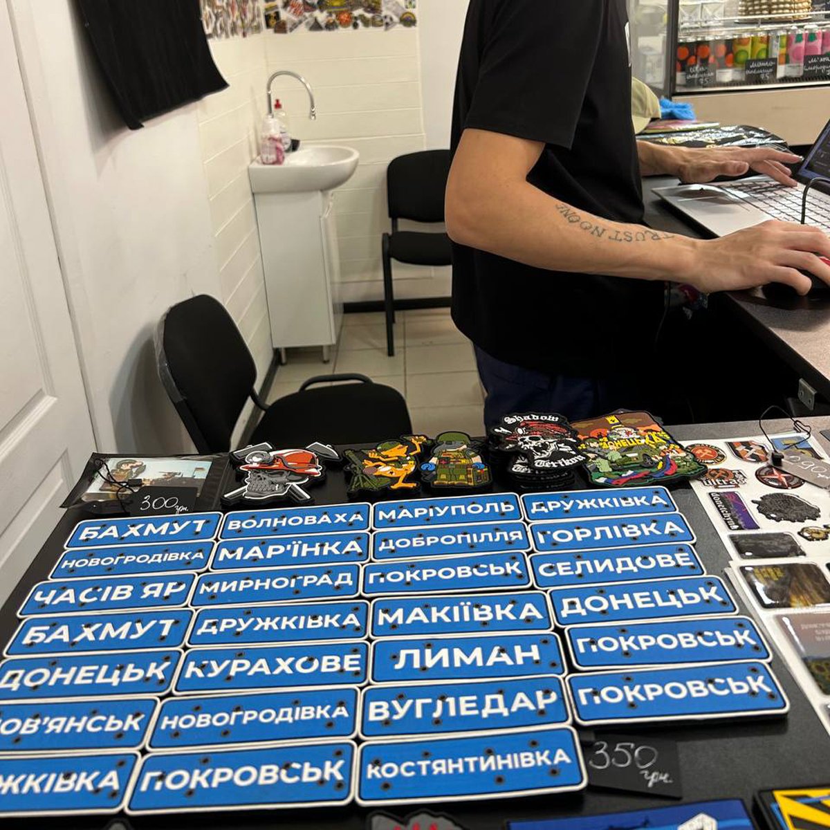 Значки в магазине «zaboy.donetsk». Фото: Дмитрий Дурнев / «Новая газета Европа»