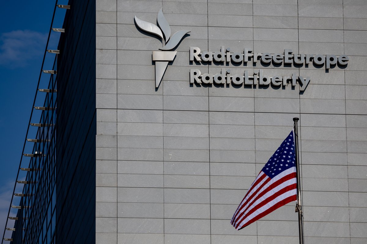 Флаг США перед офисом «Радио Свобода» в Праге, 10 февраля 2025 года. Фото: Martin Divisek / EPA