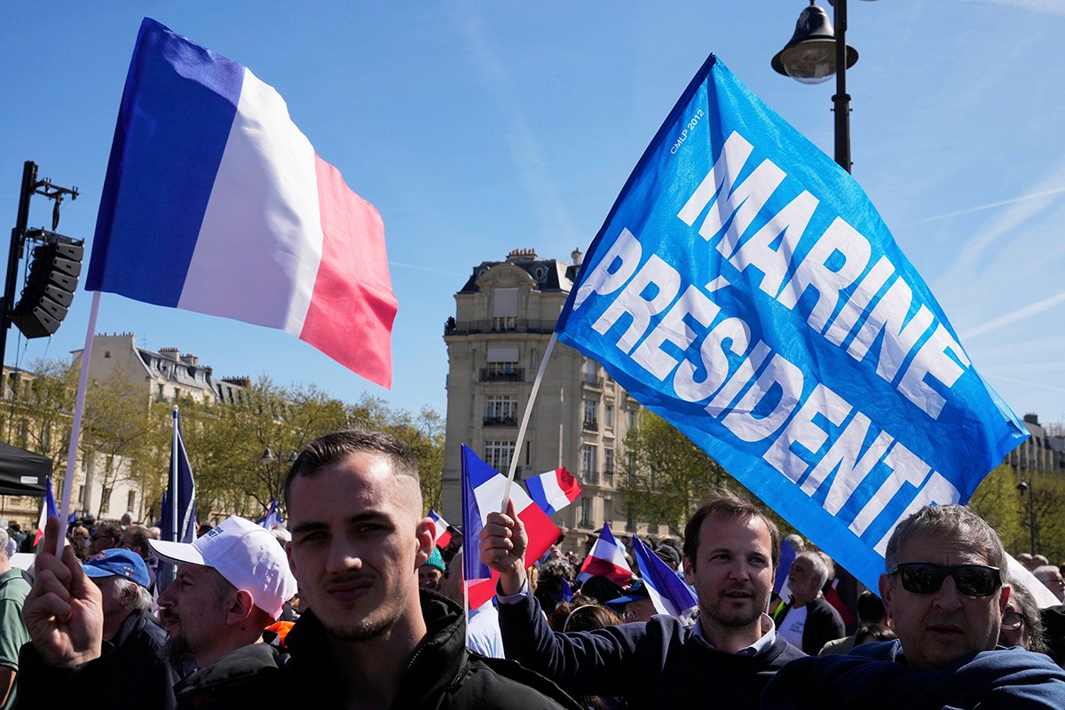 Митинг ультраправой партии Франции возле здания парламента в поддержку Марин Ле Пен в Париже,  6 апреля 2025 года. Фото: Michel Euler / AP / Scanpix / LETA