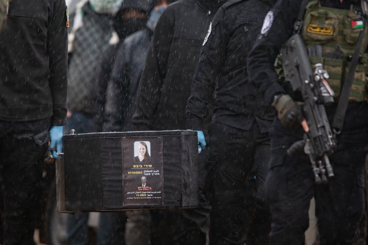 Боевики несут гроб с телом Шири Бибас перед передачей представителям Красного Креста в Хан-Юнисе, Газа , 20 февраля 2025 года. Фото: Haitham Imad / EPA