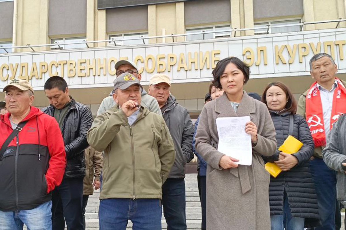 Аруна Арна с протестующими у здания государственного собрания республики Алтай, апрель 2025 года. Фото:  Telegram