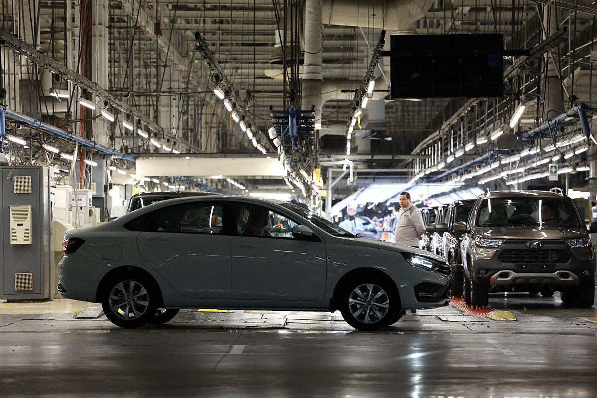Автомобиль LADA Vesta на производственной линии автомобильного завода «АвтоВАЗ» в Тольятти, Самарская область, Россия, 28 января 2025 года. Фото: Вячеслав Прокофьев / EPA