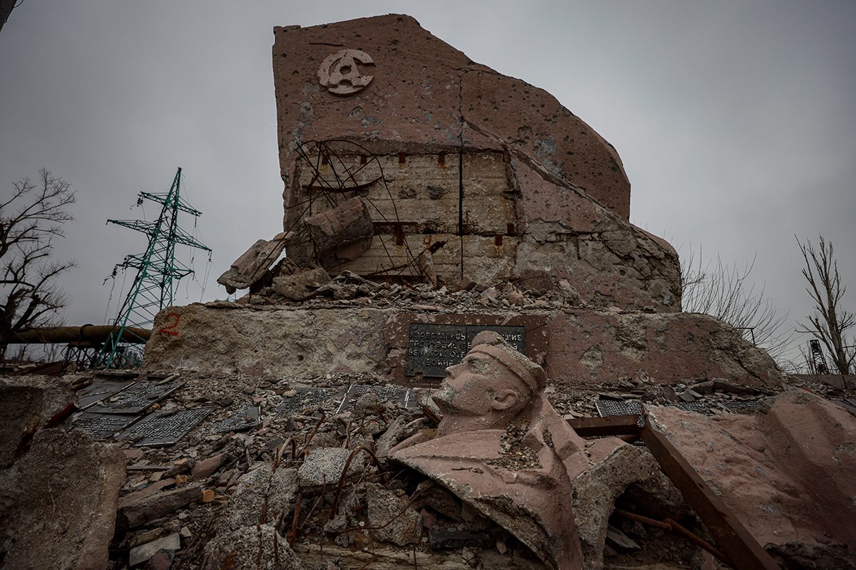 Разрушенный памятник у главного входа на металлургический комбинат «Азовсталь» в Мариуполе, 7 декабря 2022 года. Фото: Sergey Ilnitsky / EPA-EFE