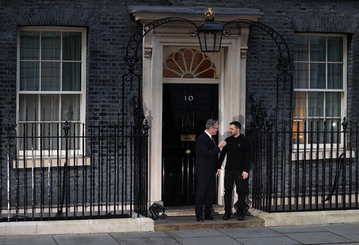 Премьер-министр Великобритании Кир Стармер приветствует Президента Украины Владимира Зеленского перед двусторонней встречей на Даунинг-стрит, 10 в Лондоне, Великобритания, 01 марта 2025 года. Фото: Neil Hall / EPA-EFE