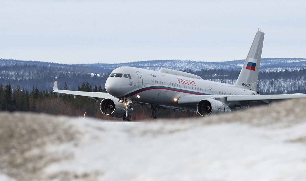 Самолёт с Владимиром Путиным на борту приземляется в международном аэропорту Мурманска, 27 марта 2025 года. Фото: Андрей Гордеев / Спутник / Kremlin / EPA