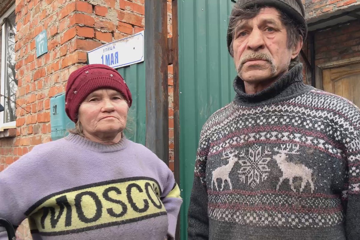 Родители Прилуцкой у своего дома после отхода украинских войск, 16 марта 2025 года. Фото: @kurski_isa /  Telegram