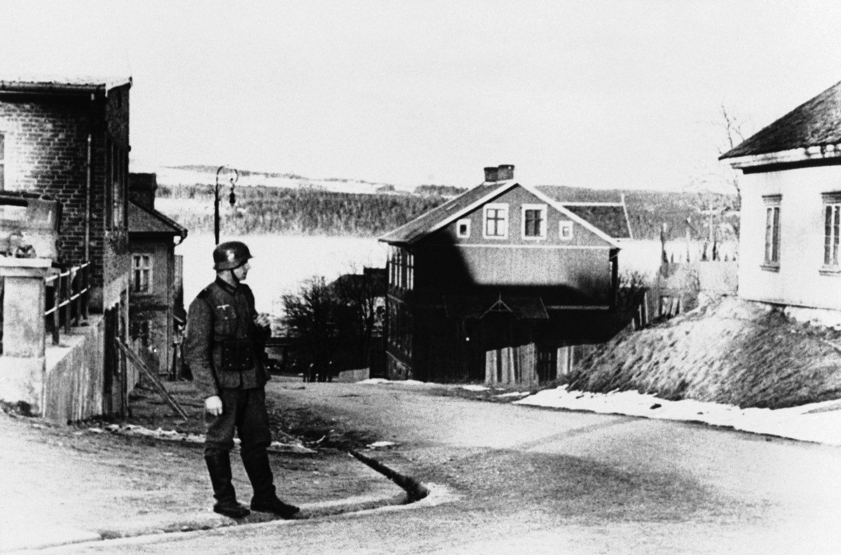 Немецкий часовой охраняет переправу в деревне в Норвегии, 31 августа 1942 года. Фото: AP Photo / Scanpix / LETA