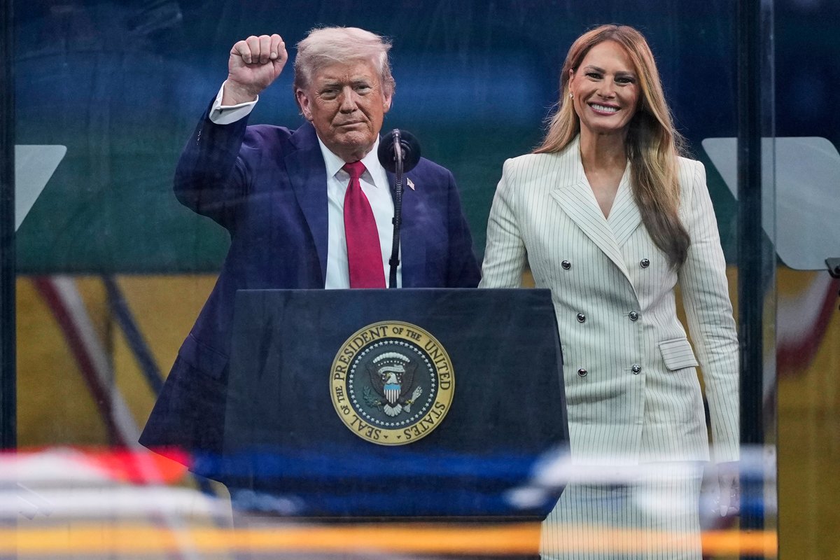 Президент Дональд Трамп и первая леди Мелания Трамп на военном параде в честь 250-летия Армии США в Вашингтоне, округ Колумбия, 14 июня 2025 года. Фото: Julia Demaree Nikhinson / AP Photo / Scanpix / LETA