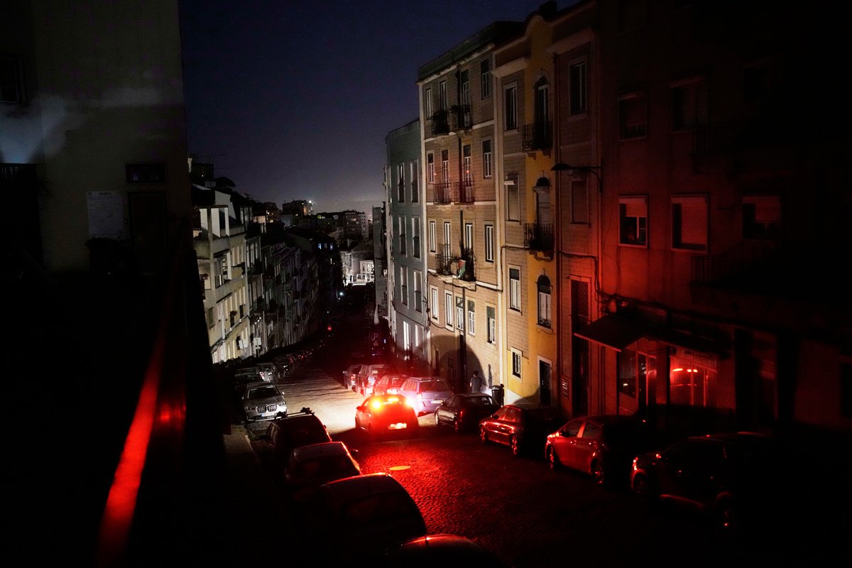 Автомобиль едет по неосвещённой улице в Лиссабоне, 28 апреля 2025 года. Фото: Armando Franca / AP Photo / Scanpix / LETA